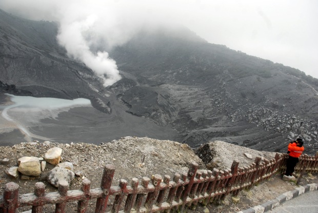 Petugas Badan Penanggulangan Bencana Daerah (BPBD), mengamati aktivitas Tremor Vulkanik di kawasan Gunung Tangkuban Parahu, Subang